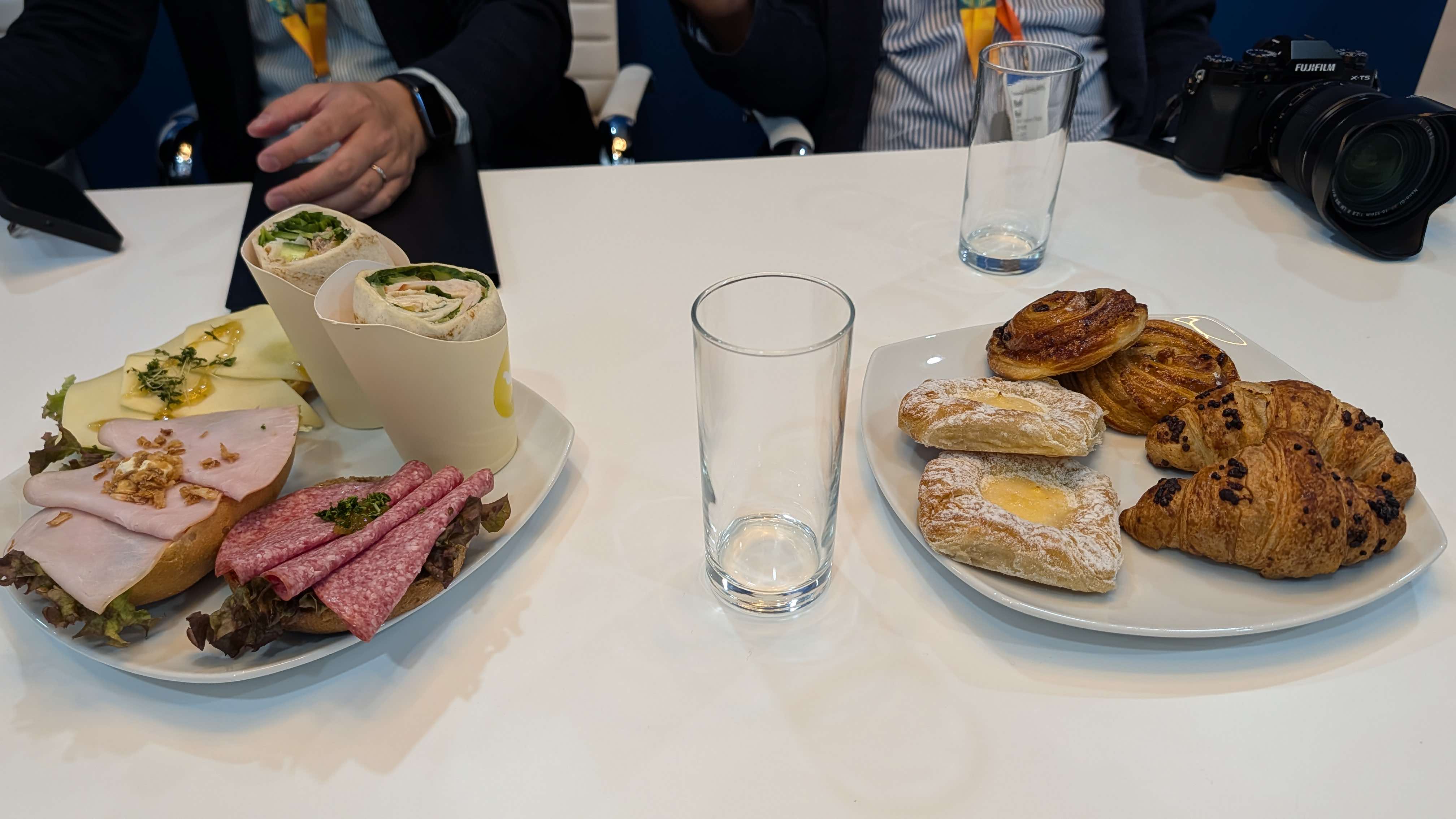 ブースツアー前のブリーフィングと軽食