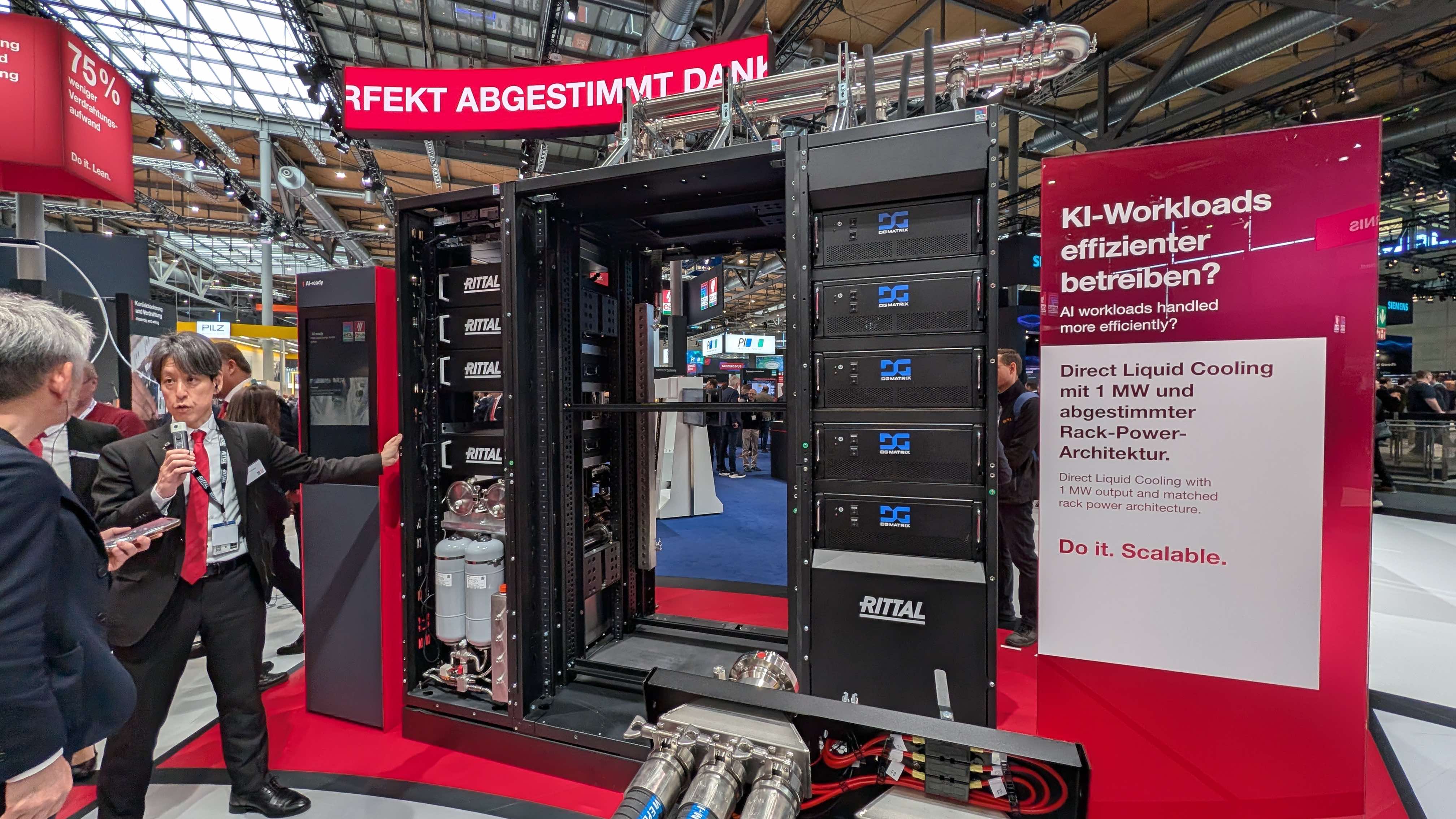 「Direct Liquid Cooling 1 MW」のAIサーバー向けラックと液冷の配管