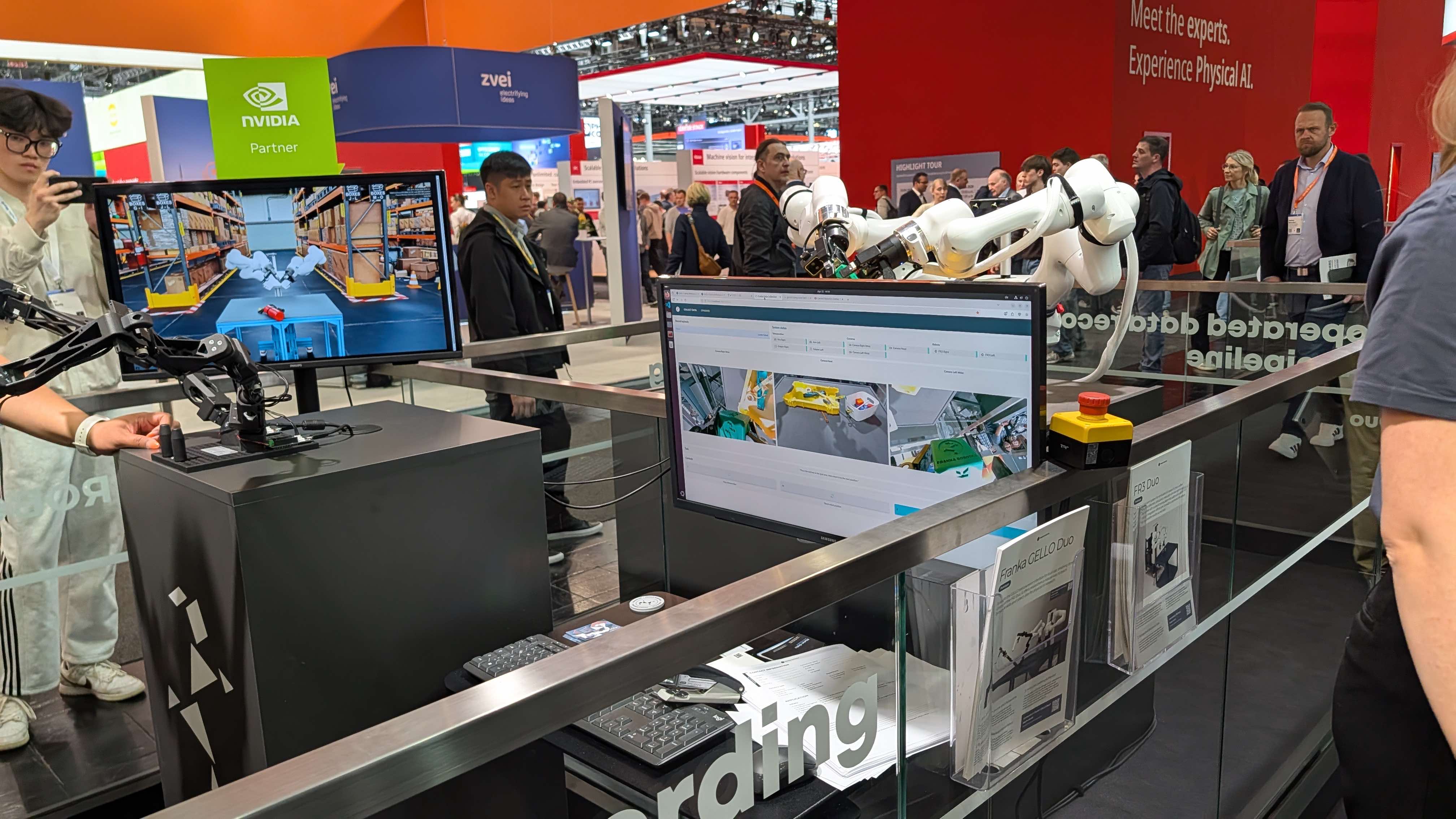 AIモデルを統合したロボットアームのデモと、映像・操作画面を映すモニター