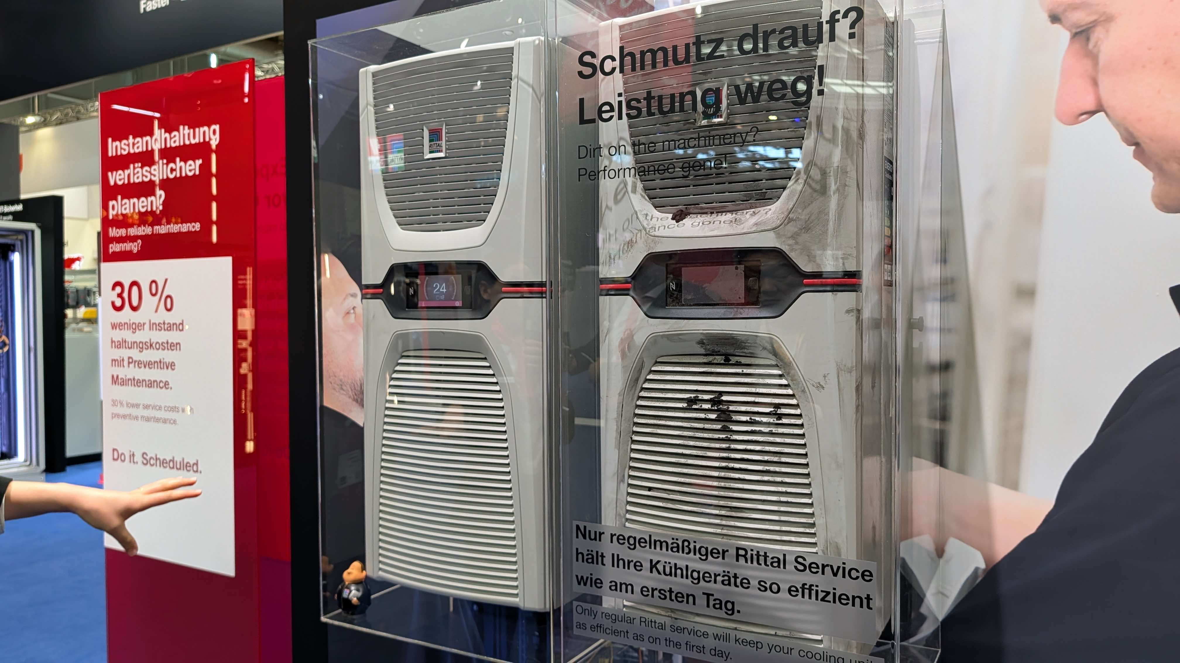 予防保全の有無を対比したチラーの展示(「Schmutz drauf? Leistung weg!」)