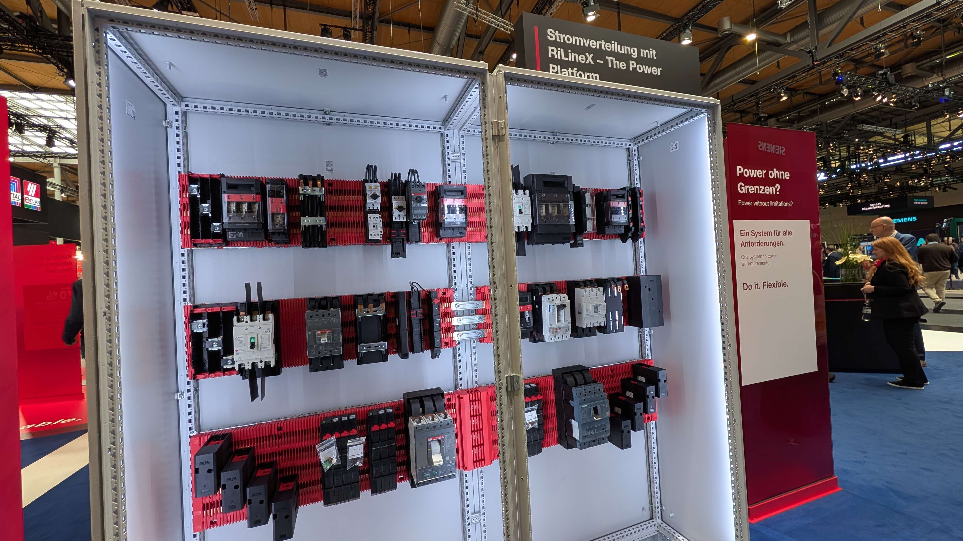 RiLine Xに各社のサーキットブレーカーを取り付けた分電配電の展示