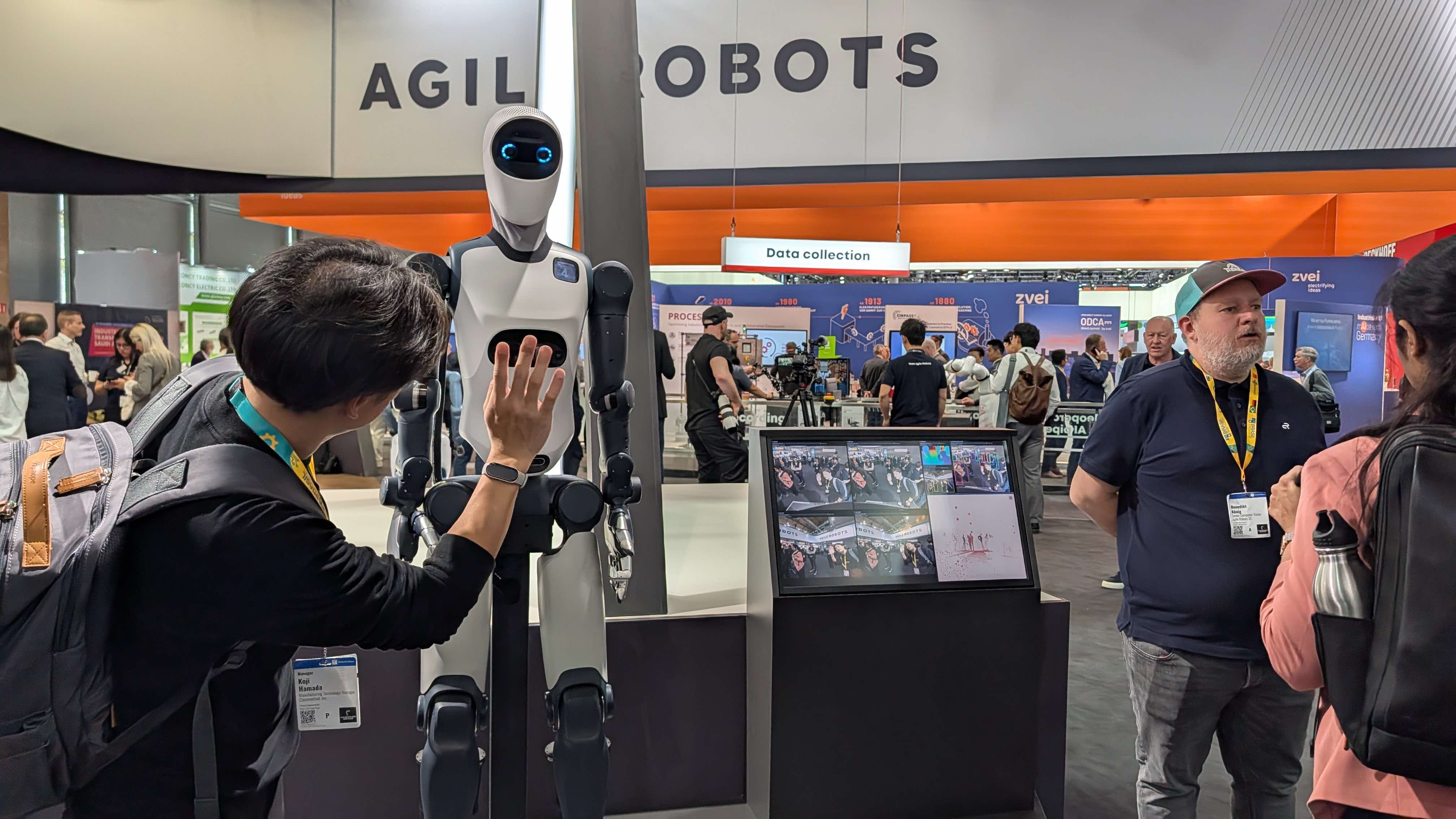Agile ONEの前に立つ筆者と、ロボットのカメラ映像に人体検知が映るモニター